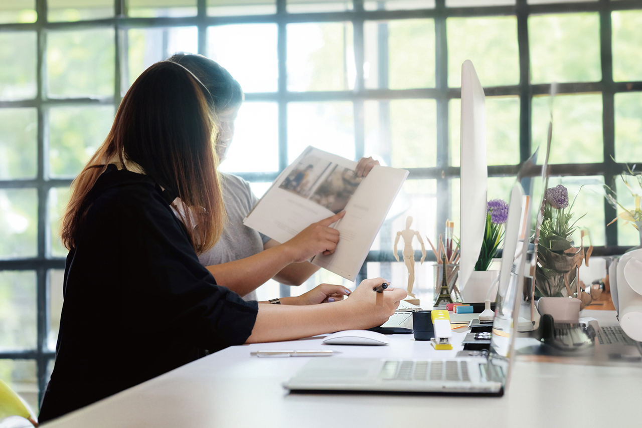 アトオシ 永井弘人がクライアントと1on1でデザインアドバイスを行っている様子。