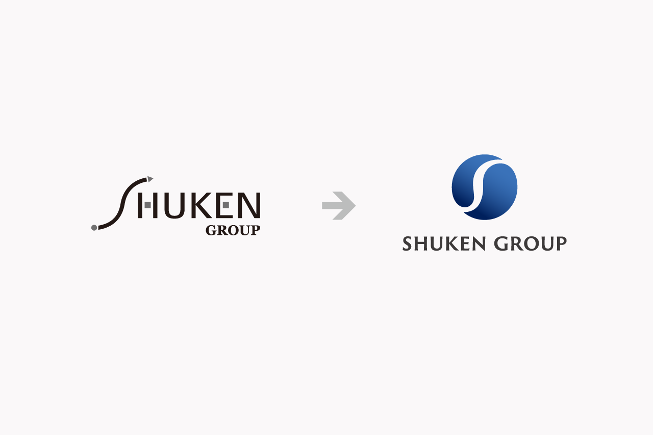 SHUKEN GROUPのロゴデザインのリニューアル前後を比較した画像。左側に旧ロゴ、右側に円形シンボルと「シナジーブルー」を用いた新ロゴが配置されている。